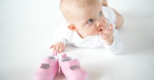 החל מהצעדים הראשונים החשיבות של נעליים מותאמות להתפתחות כף הרגל של ילדכם